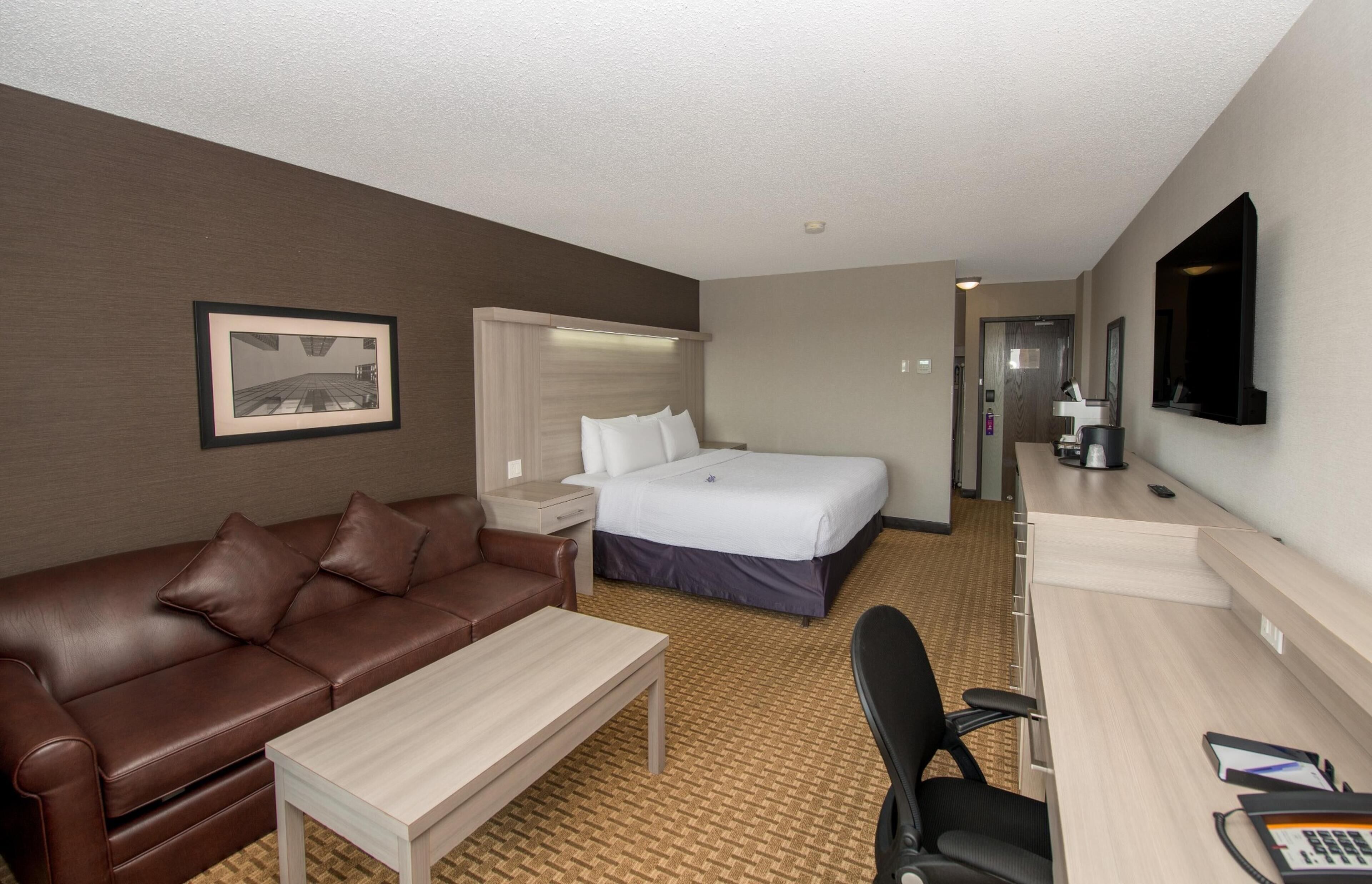 Premium Room (Coast King) | Premium bedding, pillow-top beds, in-room safe, desk
