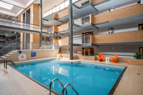 Coast Calgary University Area Hotel by APA