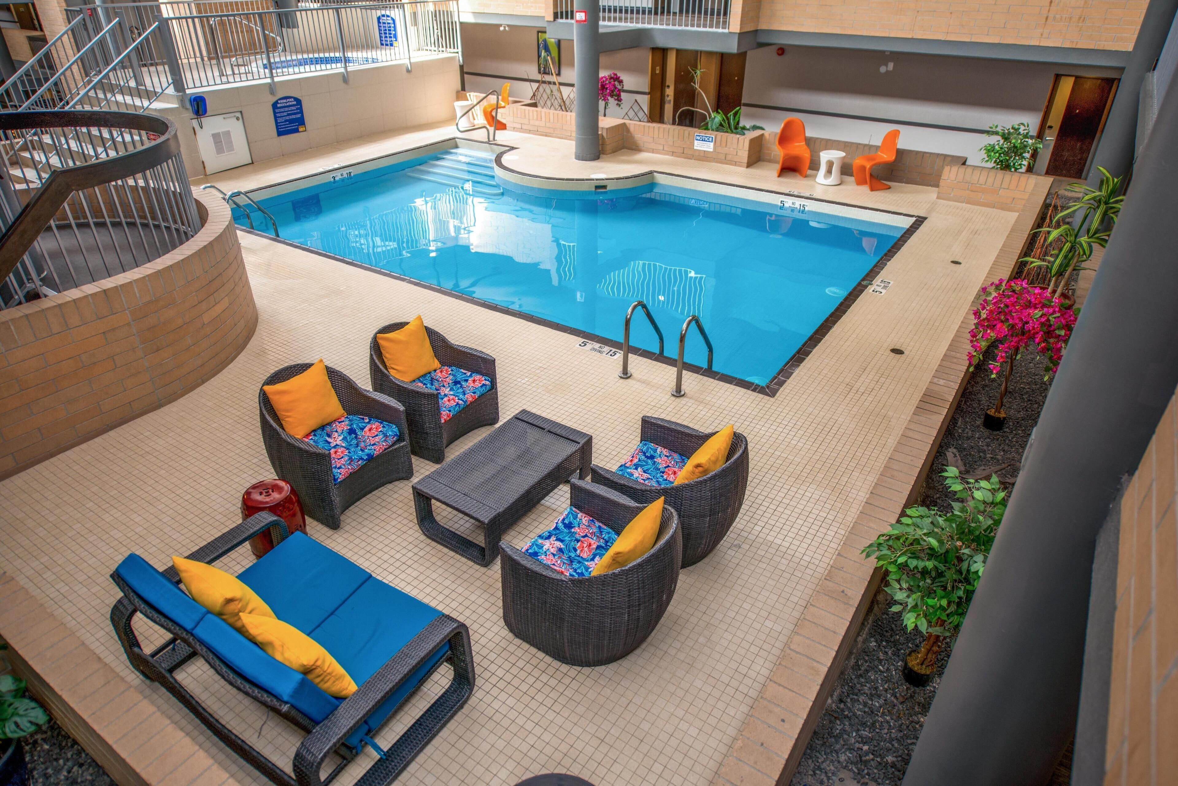 Piscine intérieure, accès possible de 9 h à 21 h, chaises longues