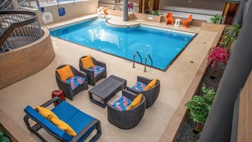 Piscine intérieure, accès possible de 9 h à 21 h, chaises longues