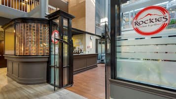 朝食、ランチ、ディナーに営業