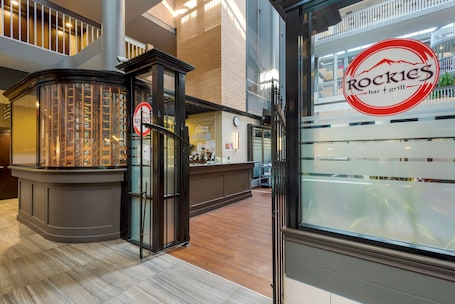 Se sirven desayunos, almuerzos y cenas. Best Western Plus Village Park Inn