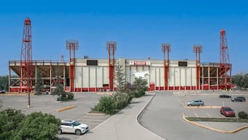 Ein großes Stadion mit mehreren Eingängen und einem Parkplatz.