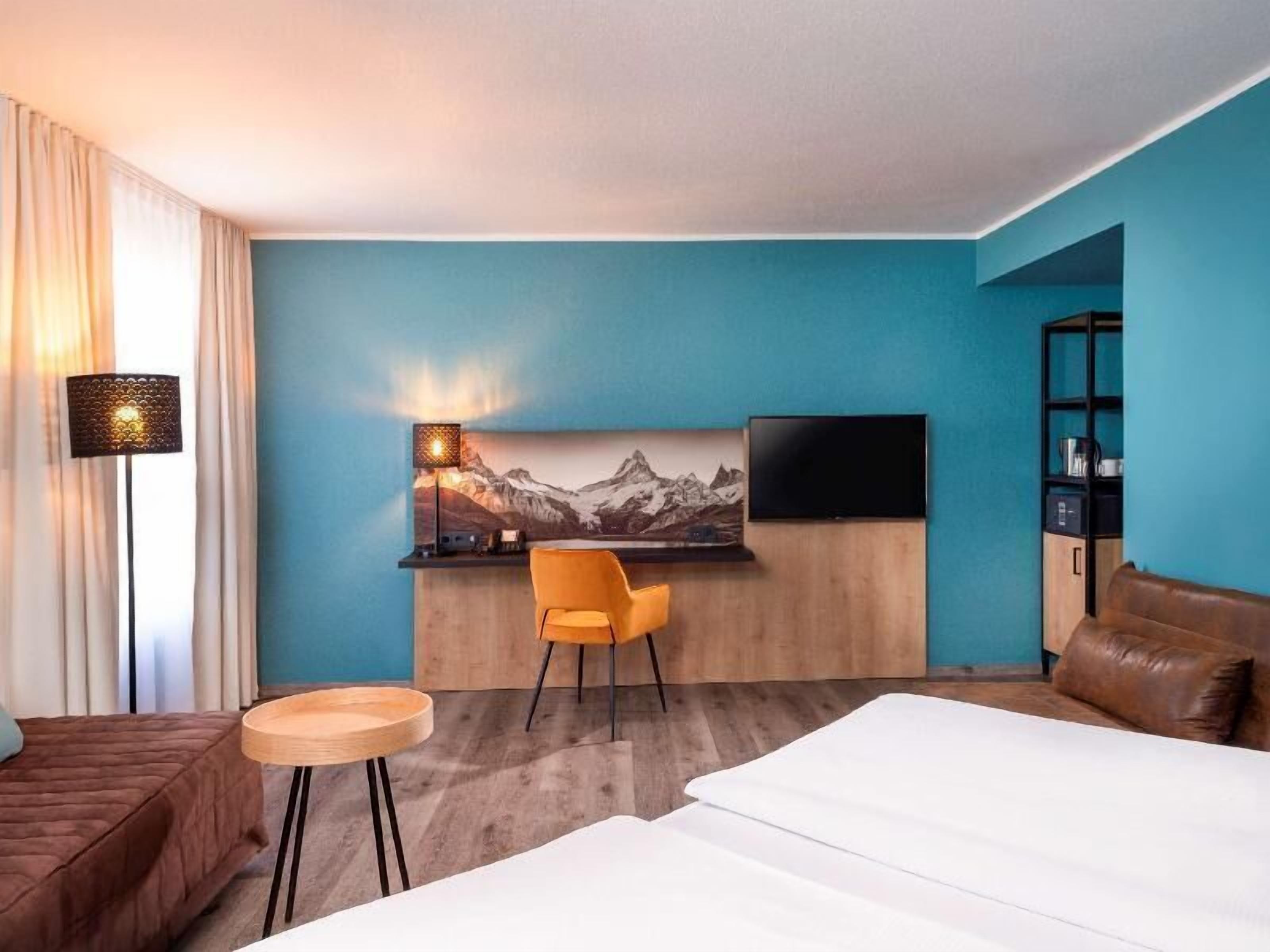 Ropa de cama hipoalergénica y caja de seguridad en la habitación 