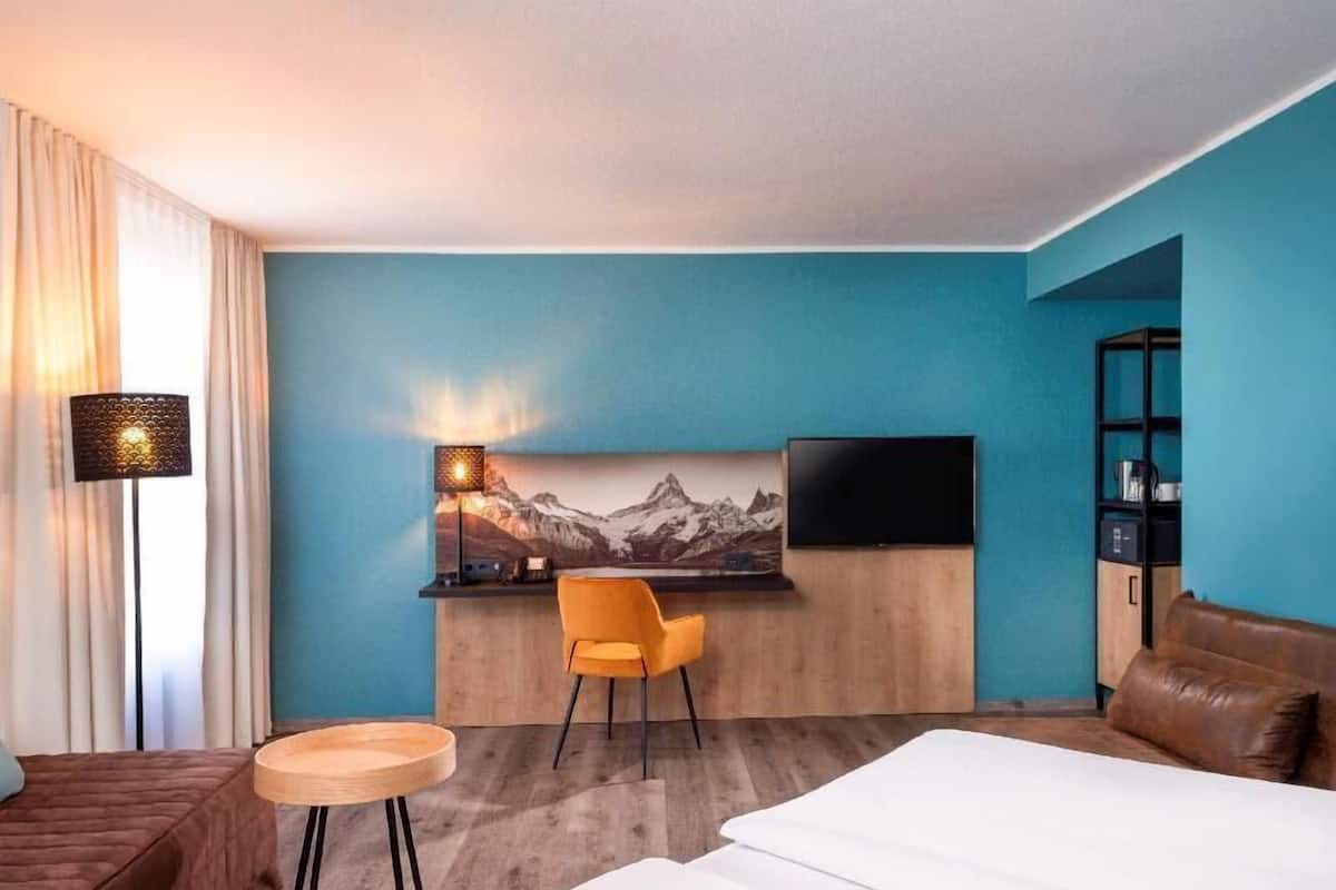 Ropa de cama hipoalergénica y caja de seguridad en la habitación