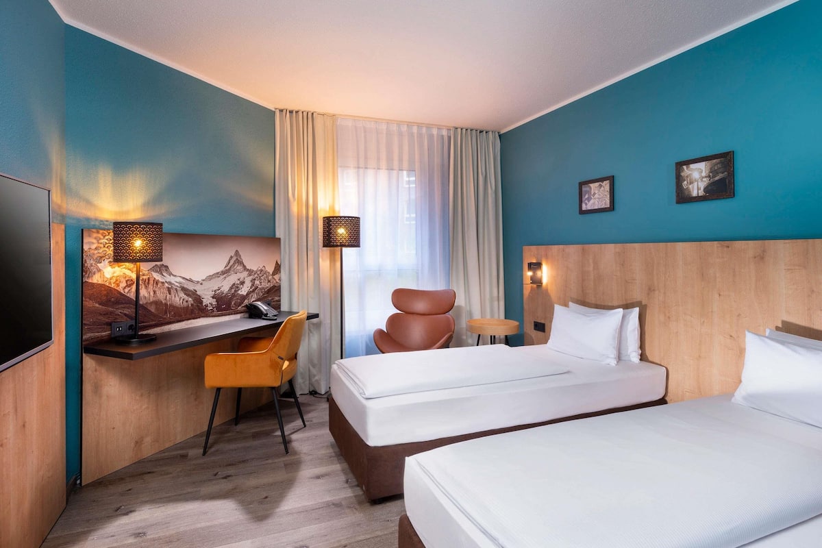 Standard Room, 2 Twin Beds | Hypo-allergenic bedding, in-room safe, desk, laptop workspace