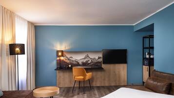 Family Room | Hypo-allergenic bedding, in-room safe, desk, laptop workspace