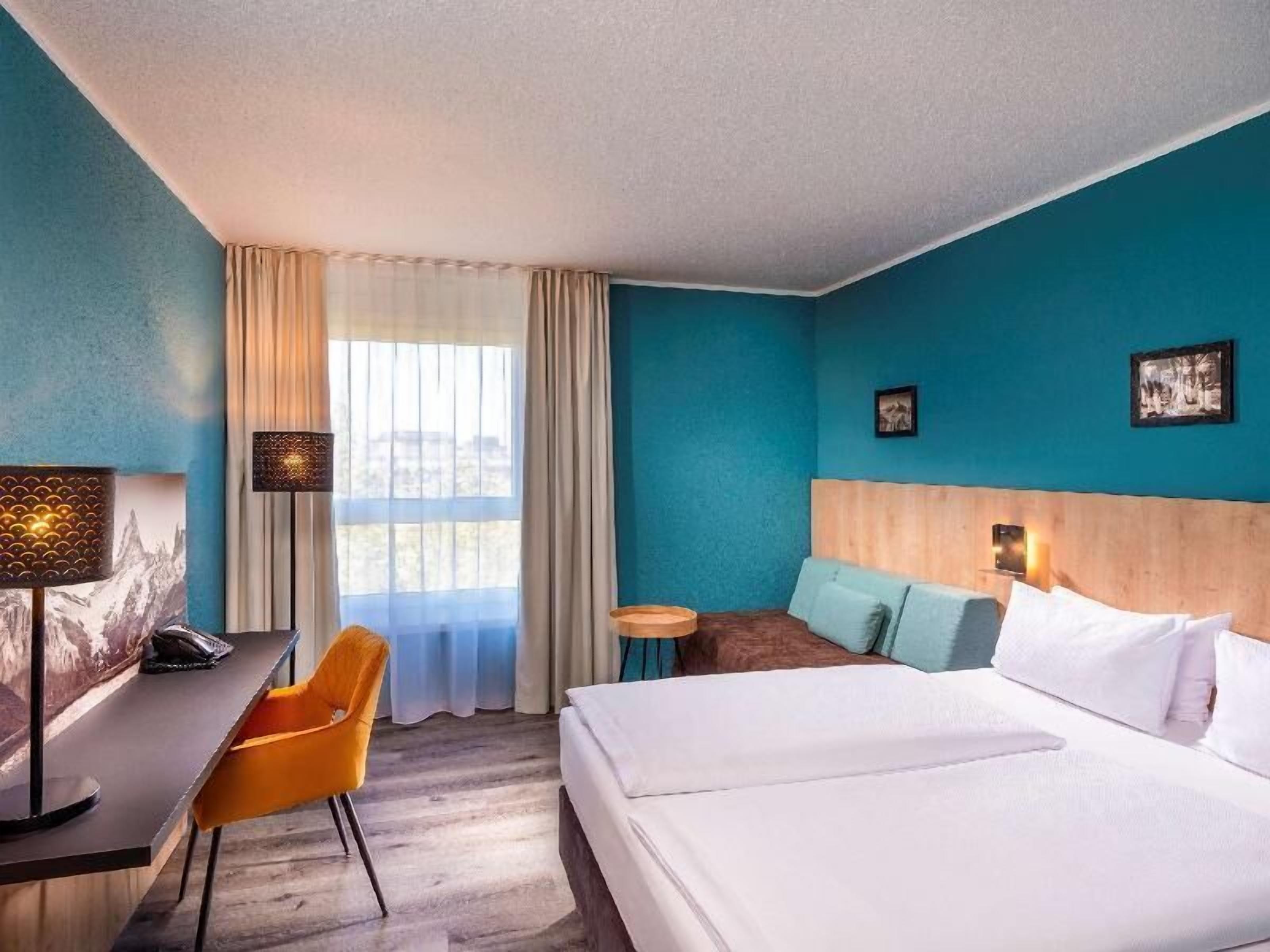 Ropa de cama hipoalergénica y caja de seguridad en la habitación 