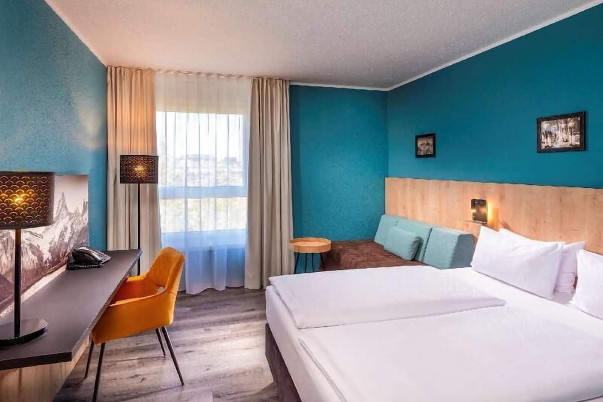 Ropa de cama hipoalergénica y caja de seguridad en la habitación