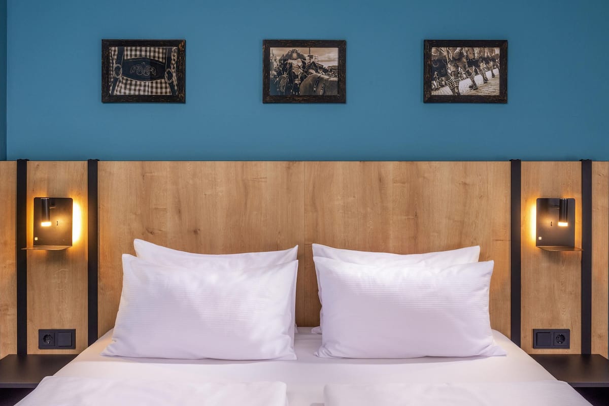 Ropa de cama hipoalergénica y caja de seguridad en la habitación