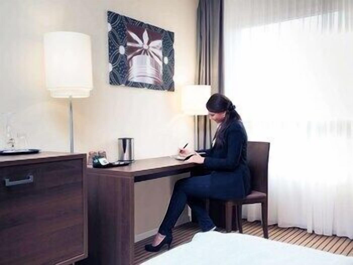 Ropa de cama hipoalergénica y caja de seguridad en la habitación 