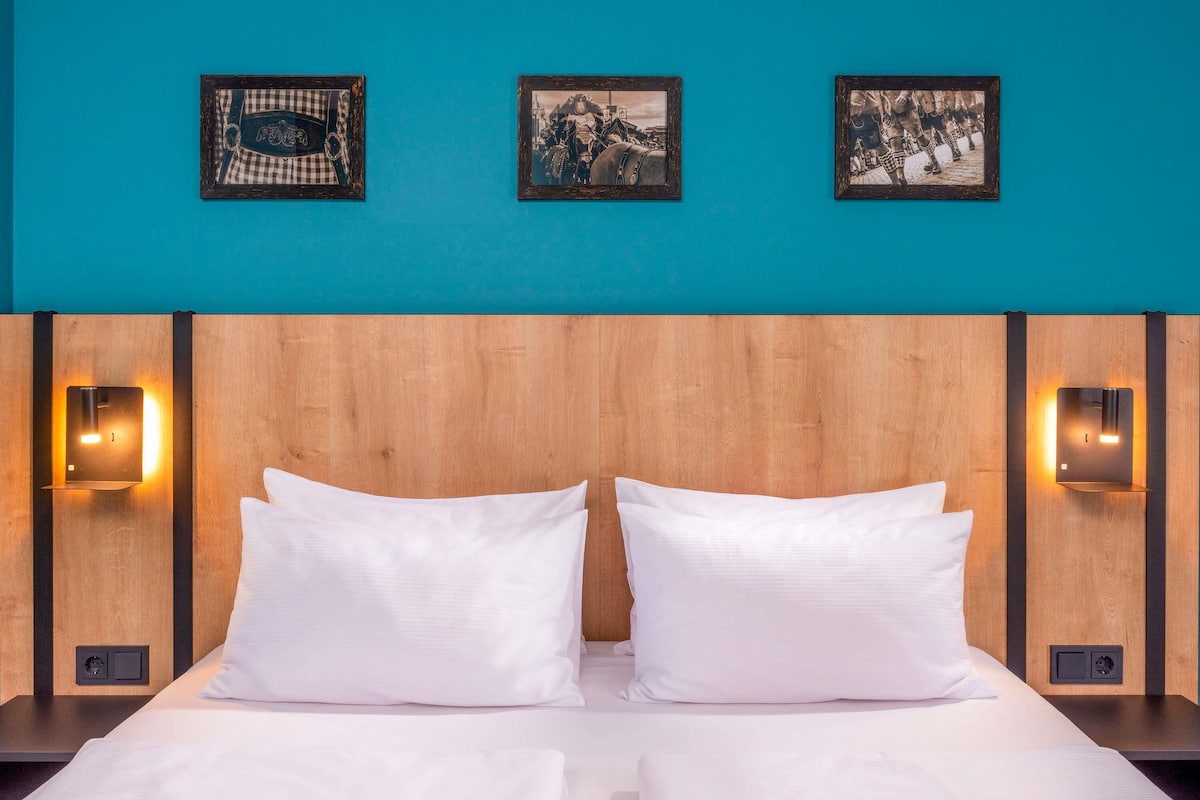 Hypo-allergenic bedding, in-room safe, desk, laptop workspace