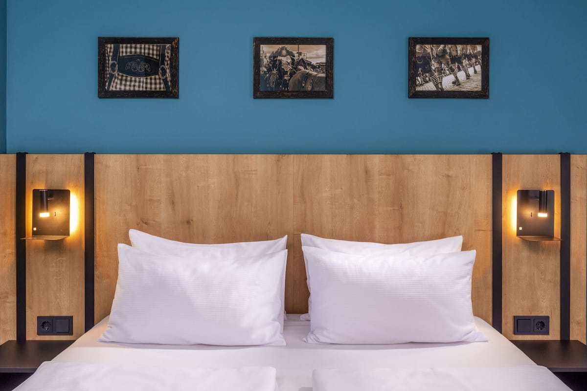 Ropa de cama hipoalergénica y caja de seguridad en la habitación