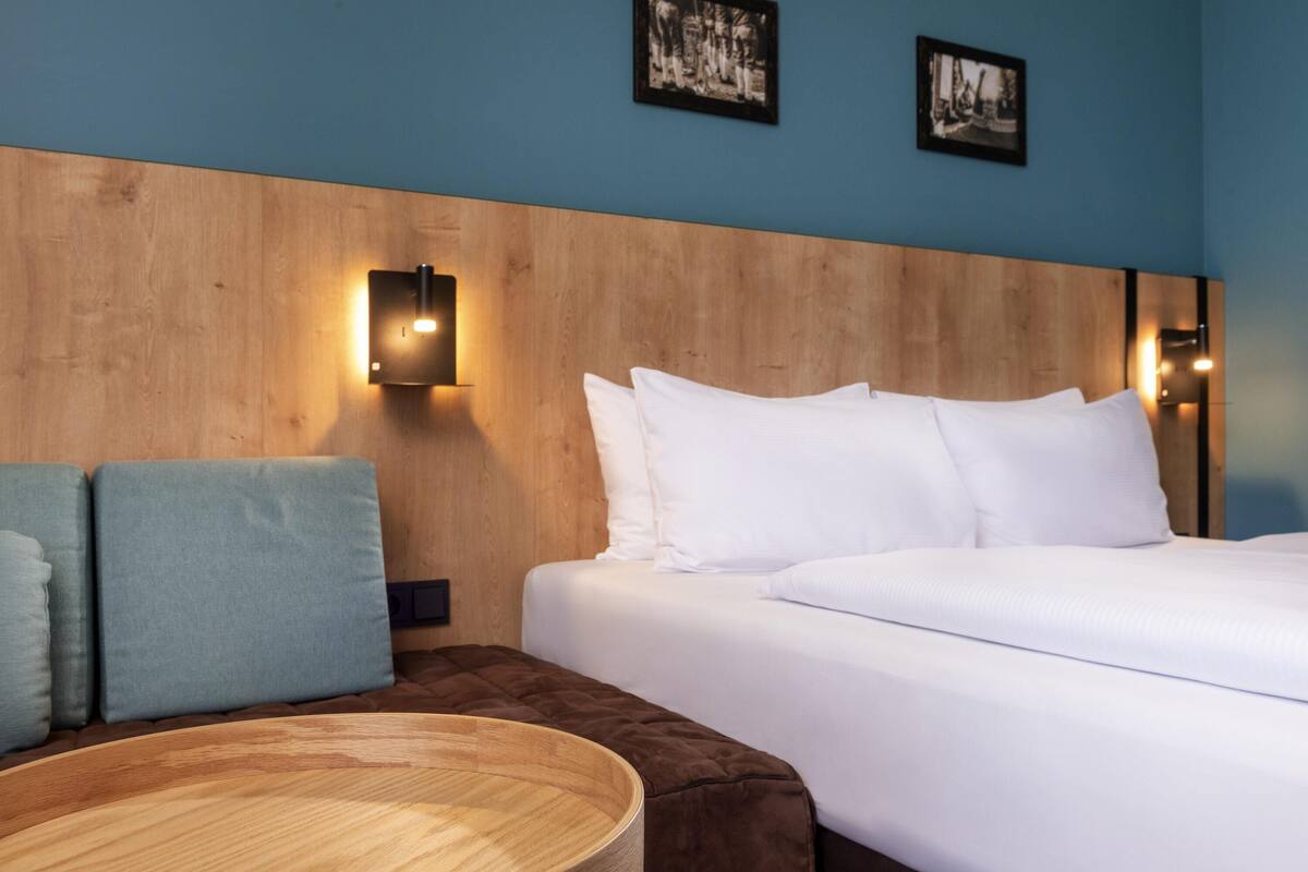 Privilege, Room, 1 Queen Bed | Hypo-allergenic bedding available, in-room safe, desk, laptop workspace