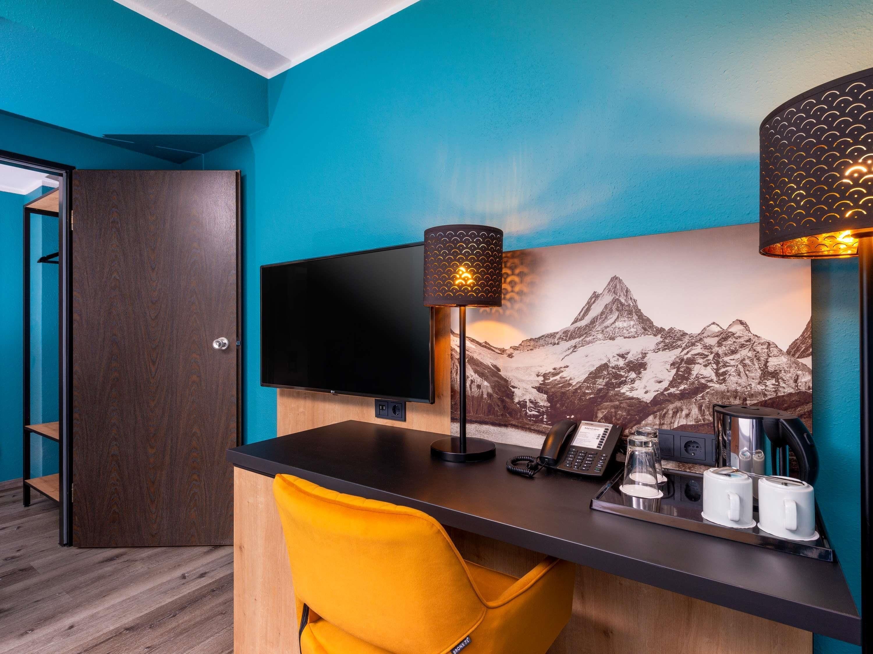 Ropa de cama hipoalergénica y caja de seguridad en la habitación 