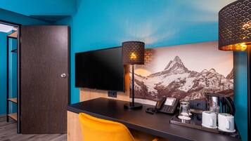 Ropa de cama hipoalergénica y caja de seguridad en la habitación