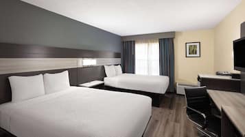 Habitación, 2 camas dobles, no fumadores | Ropa de cama de alta calidad y escritorio