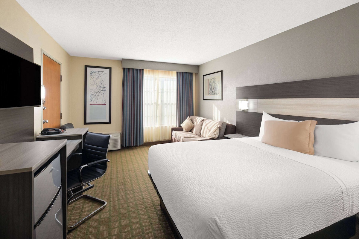 Room, 1 Queen Bed, Non Smoking | Premium bedding, desk, laptop workspace, soundproofing