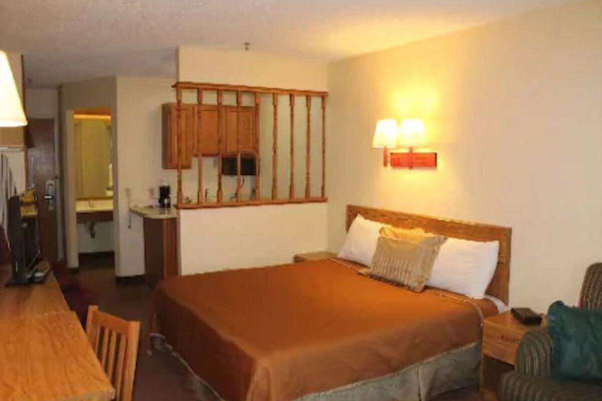 高級寝具、デスク、ノートパソコン用作業スペース、防音設備