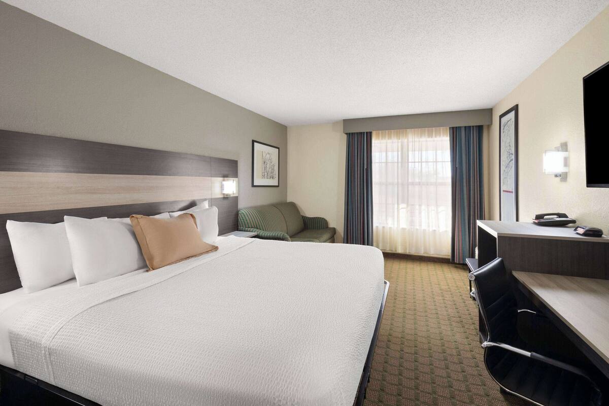 Suite, 1 King Bed, Non Smoking | Premium bedding, desk, laptop workspace, soundproofing