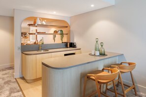 Amora Balcony Suite | Premium bedding, in-room safe, desk, laptop workspace - Amora Hotel Brisbane (Spring Hill)