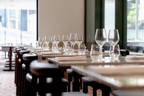 Breakfast and dinner served - Amora Hotel Brisbane (Spring Hill)