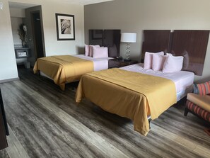 Suite, 1 cama King size, para no fumadores (Sofa bed) | Escritorio, tabla de planchar con plancha, wifi gratis y ropa de cama 