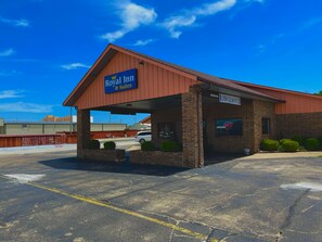Front of property - Royal Inn & Suites (Mountain Grove)