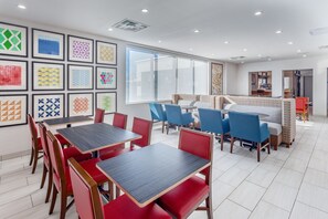 Café da manhã com buffet grátis todos os dias