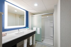 Articles de toilette (gratuits), séchoir à cheveux, serviettes fournies