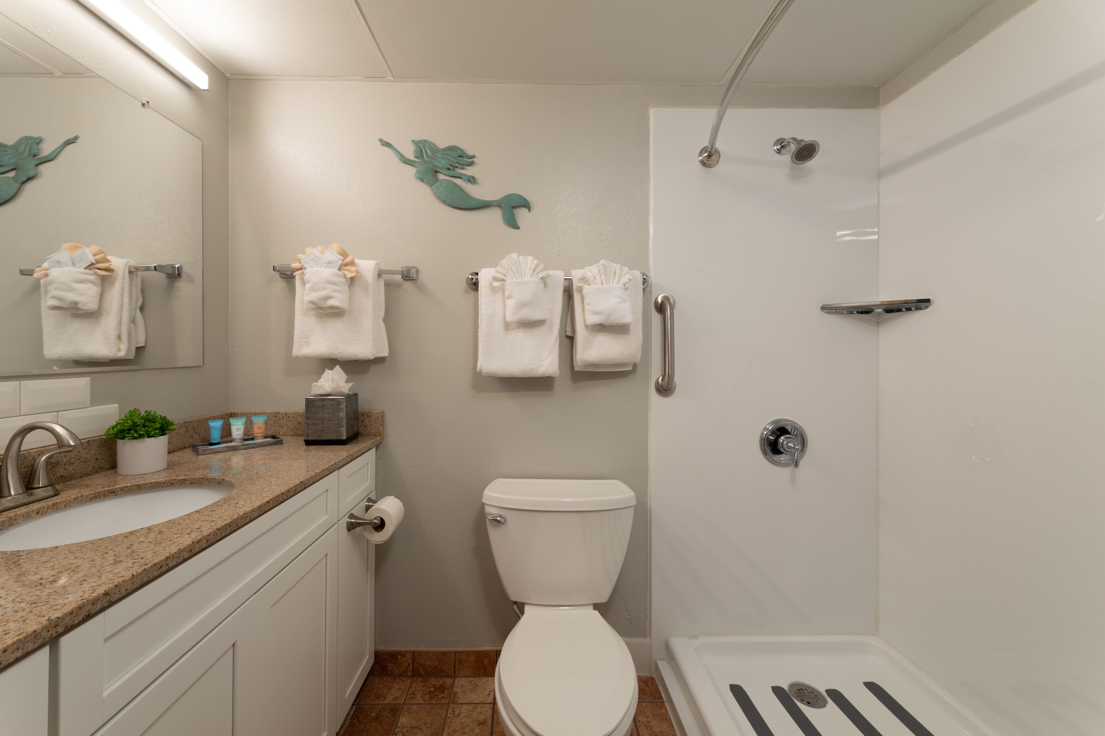 Een badkamer met een wastafel, toilet en douche.