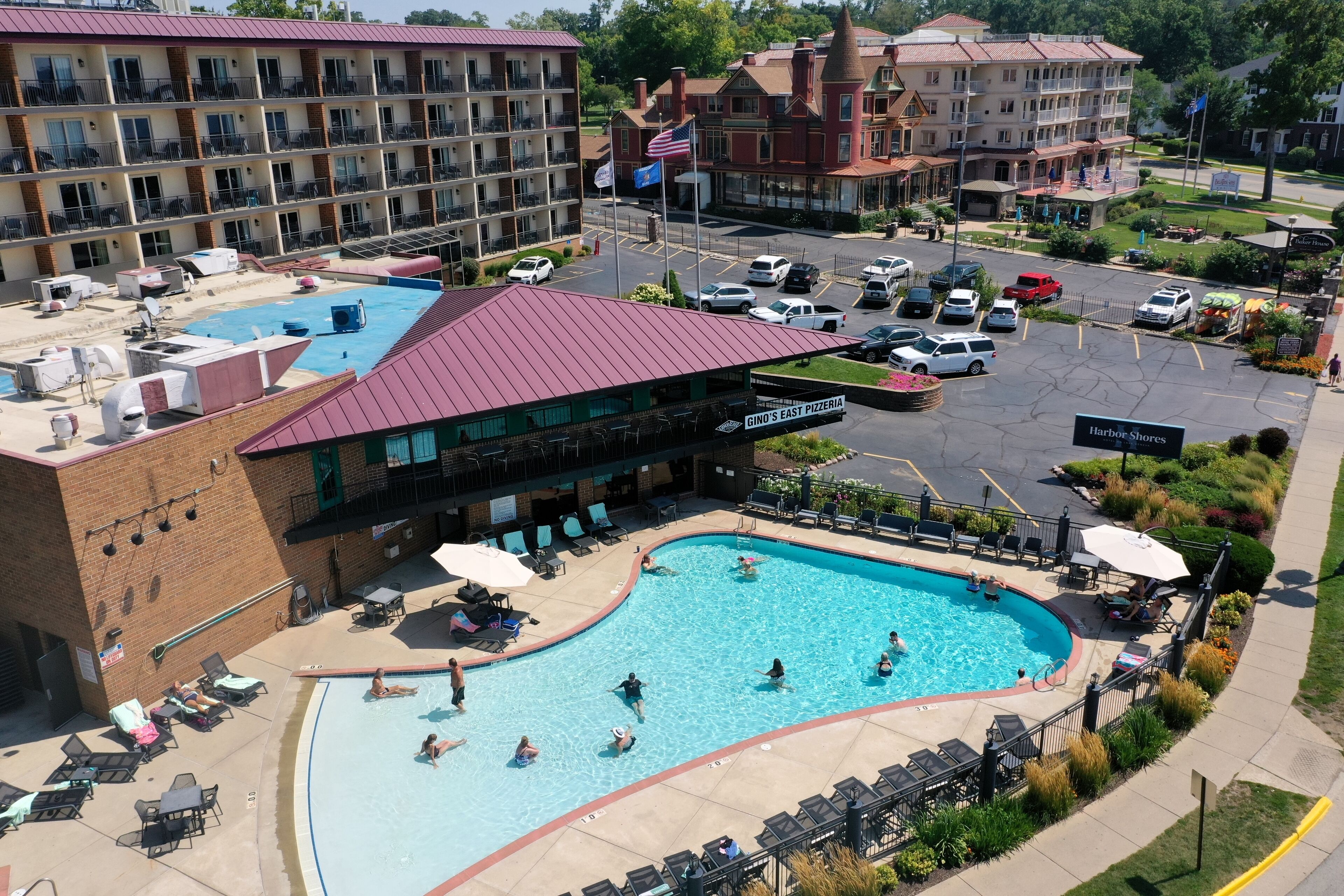 室內游泳池和室外游泳池