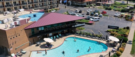 Un hôtel doté d’une piscine, d’un espace extérieur aménagé et d’un parking.