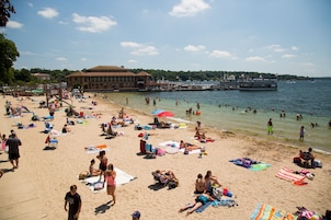 Una spiaggia nelle vicinanze