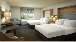 Une chambre d’hôtel avec deux lits, un bureau avec une lampe, une chaise et une vue sur l’extérieur.
