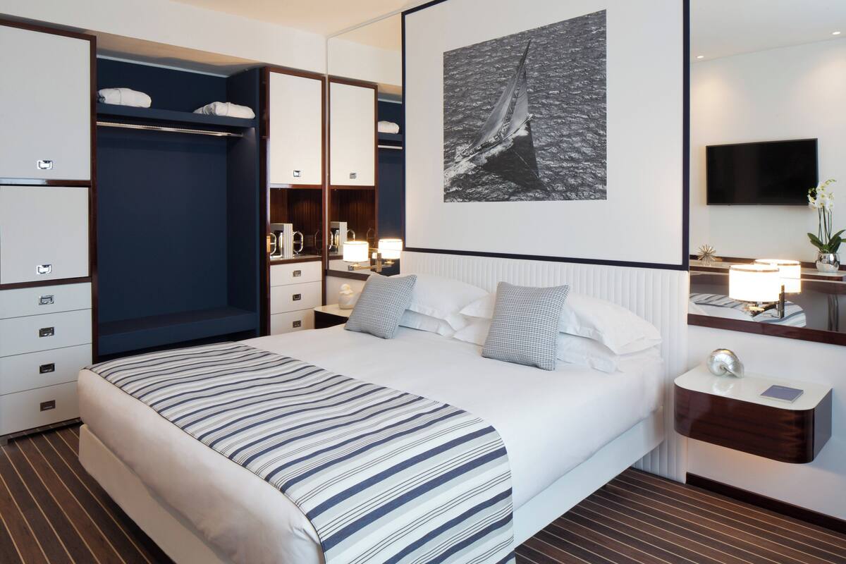 Minibar, safe på rommet, skrivebord og blendingsgardiner