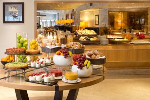 Café da manhã com buffet todos os dias (EUR 15 por pessoa) 