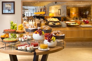 Bữa sáng buffet hàng ngày (15 EUR/mỗi người)