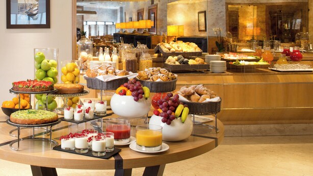 Un buffet proposant une variété de plats et de boissons.
