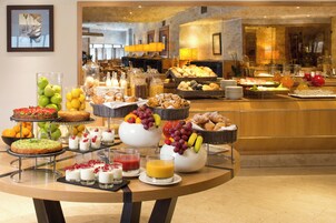 Frukostbuffé varje dag (EUR 15 per person)