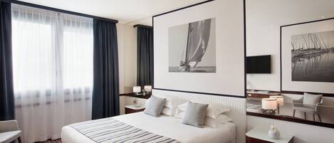 Minibar, coffres-forts dans les chambres, bureau, rideaux occultants