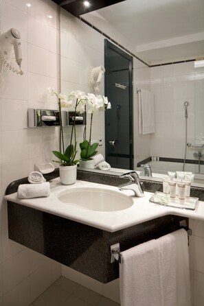 Classic Double or Twin Room | Bathroom