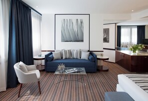 Junior Suite | Minibar, in-room safe, desk, blackout drapes