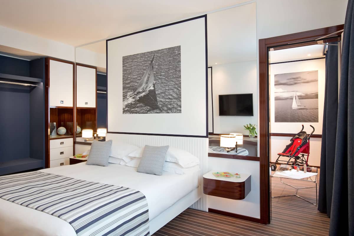 family room, connecting rooms | minibar, in-room safe, desk, blackout curtains