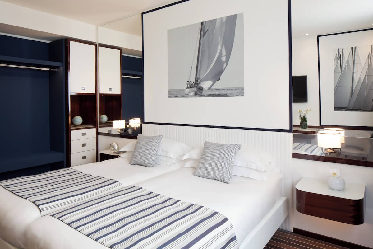 Chambre Deluxe | Minibar, coffres-forts dans les chambres, bureau, rideaux occultants