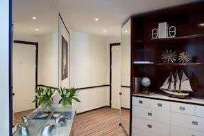 Phòng Suite Junior | Minibar, két bảo mật tại phòng, bàn, màn/rèm cản sáng