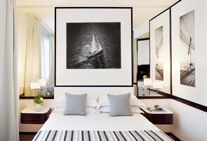 Superior-rum | Minibar, värdeförvaringsskåp på rummet och skrivbord