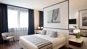 Deluxe Room, City View | Minibar, in-room safe, desk, blackout drapes