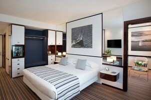 Kamar Keluarga, kamar terhubung | Minibar, brankas, meja kerja, dan tirai kedap cahaya