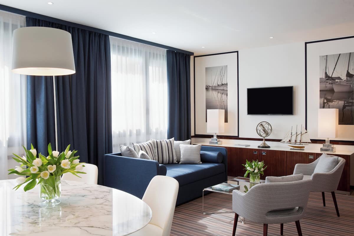 Suite | Minibar, coffres-forts dans les chambres, bureau, rideaux occultants